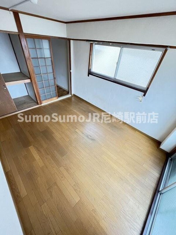 寝室(広くて明るい寝室)