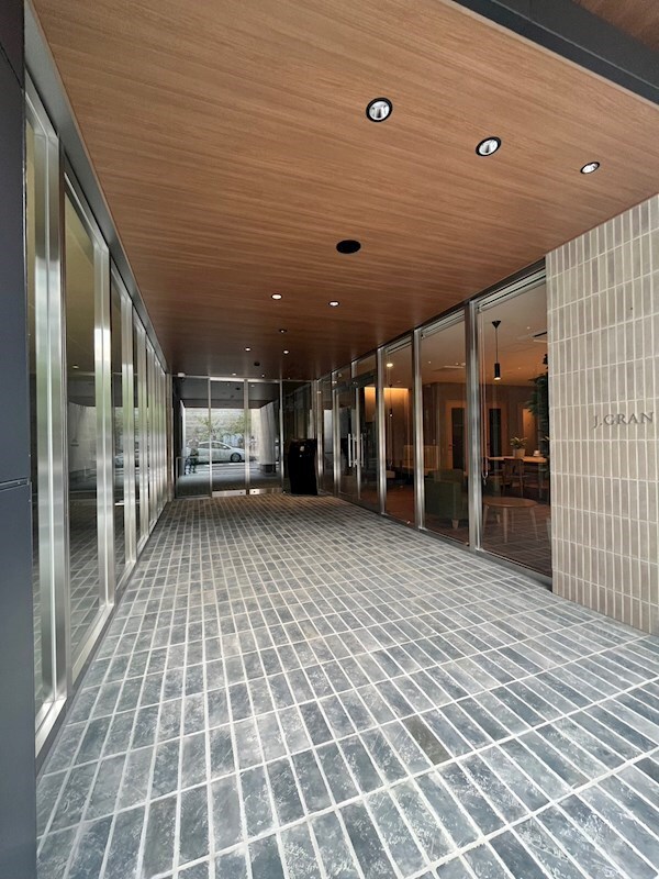 物件外観写真2　(清潔なエントランスです)