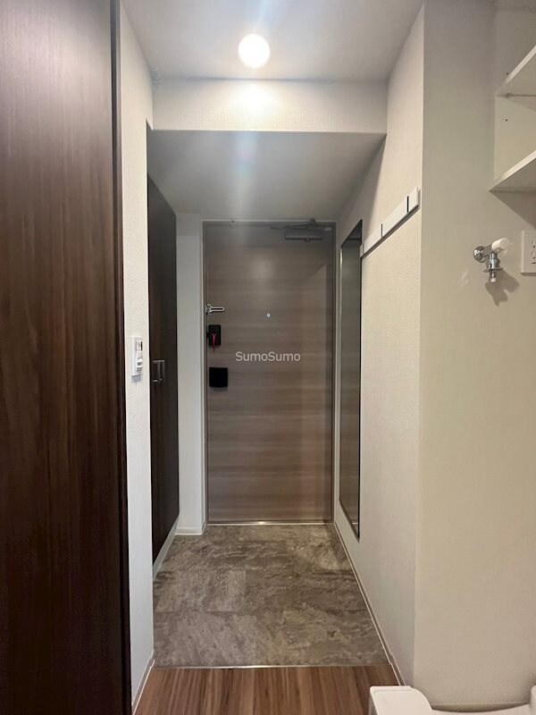 物件内観写真5　(明るい玄関です)