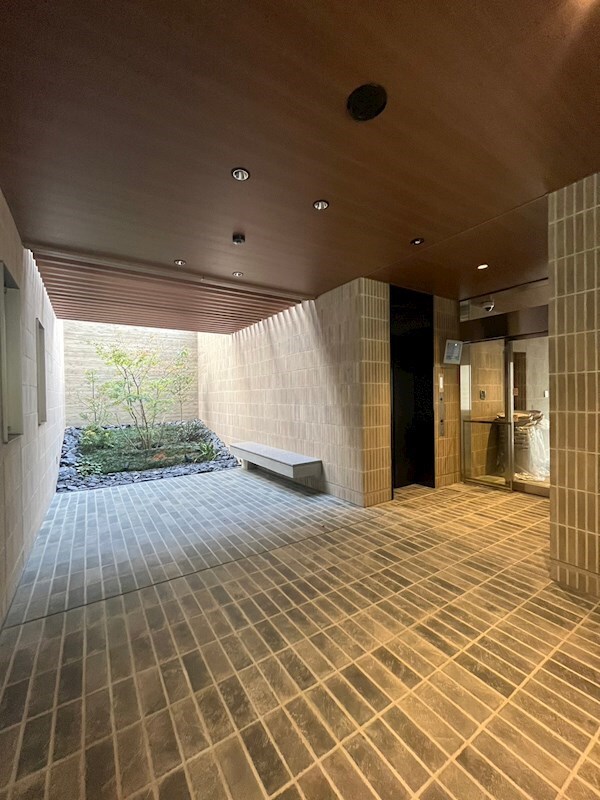 物件外観写真3　(ゆとりのあるロビーです)