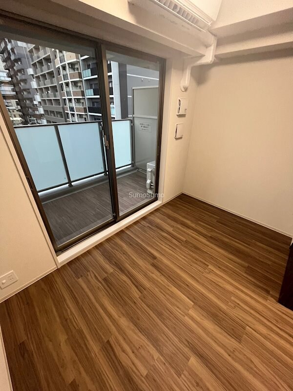 物件内観写真8　(開放的な寝室です)