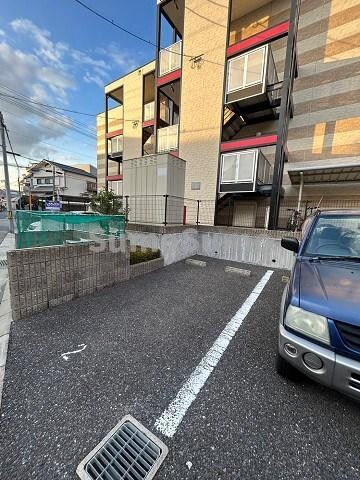物件外観写真3　(駐車場があるので、車を買う予定の方も安心です)