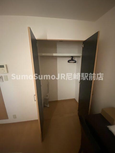 物件内観写真17　(たっぷりとした収納スペースです)