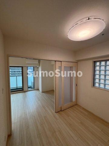 物件内観写真7　(落ち着いた色調の寝室です)