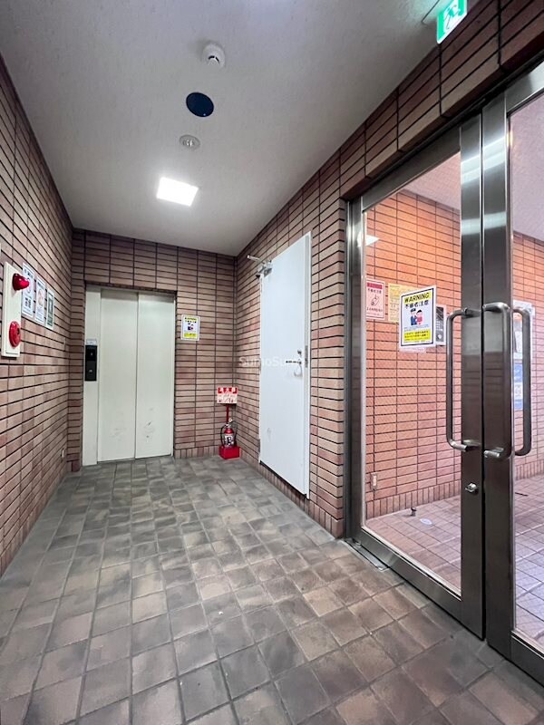 物件外観写真3　(落ち着いたロビーです)