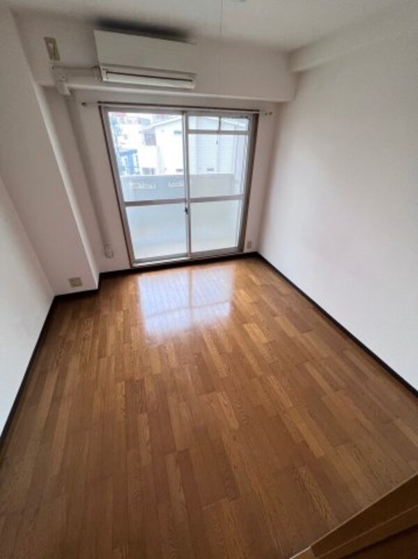 寝室(落ち着いて過ごせるお部屋なので、寝室にいかがでしょうか)