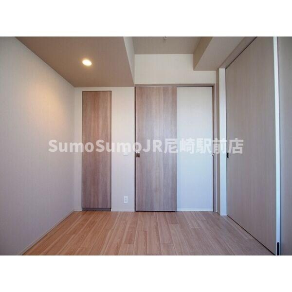 寝室(落ち着いた色調の寝室です)