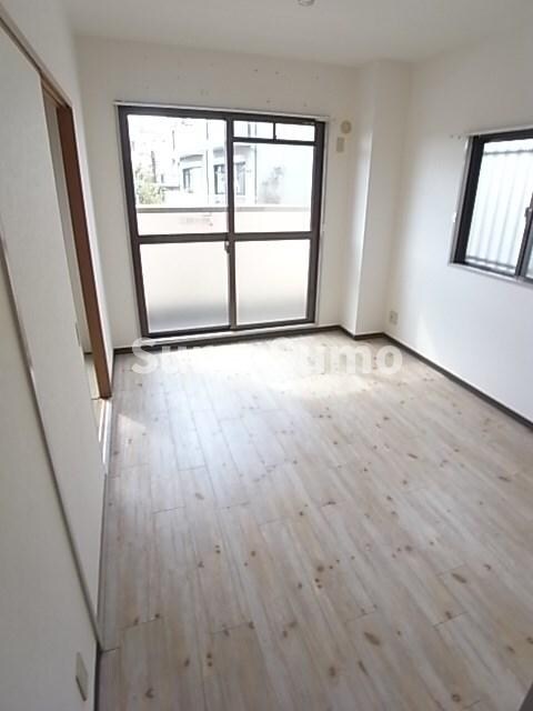 物件内観写真5　(広くて明るい寝室)