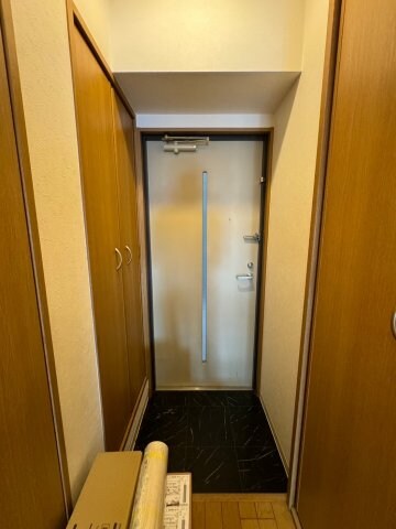 物件内観写真4　(明るい玄関です)