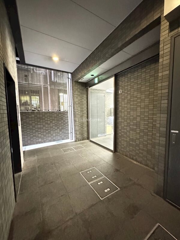 物件外観写真3　(落ち着いたロビーです)