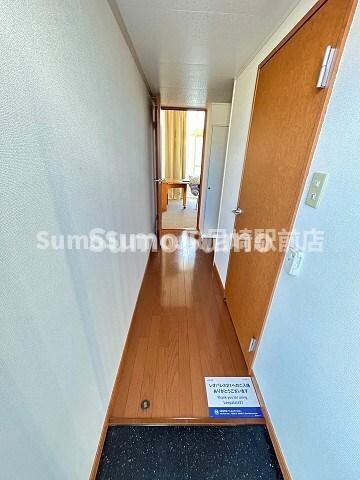 物件内観写真2　(収納もある玄関です)