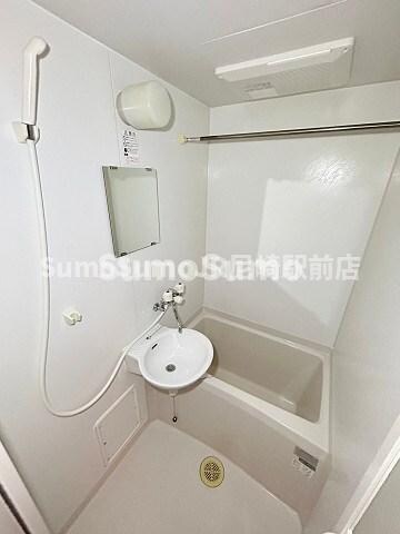 物件内観写真6　(ゆったりとスペースのある洗面所)