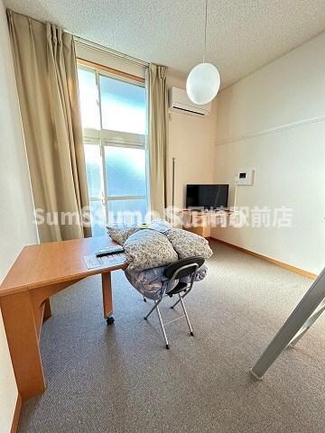 物件内観写真14　(ゆったりとした居間です)