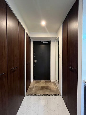 物件内観写真4　(収納もある玄関です)