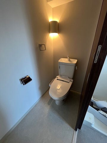 物件内観写真11　(落ち着いた色調のトイレです)