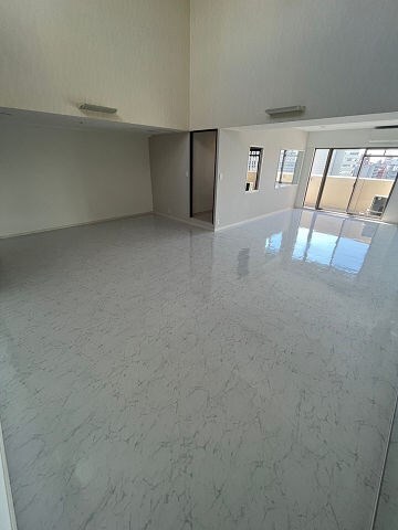 物件内観写真16　(こちらの居間で趣味の時間をお楽しみください)