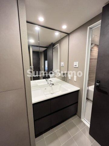 物件内観写真6　(ゆったりとスペースのある洗面所)