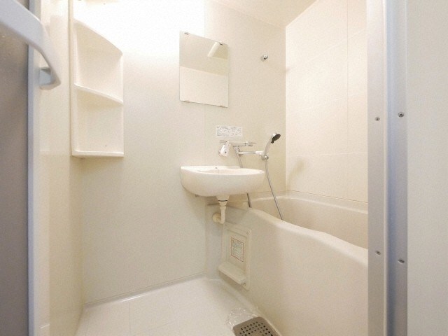 物件内観写真11　(明るい洗面所です)