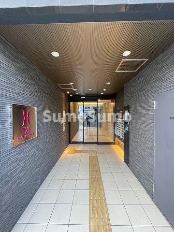 物件外観写真2　(落ち着いたエントランスです)