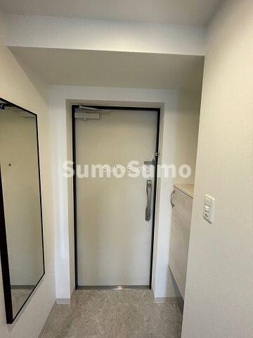 物件内観写真4　(明るい玄関です)