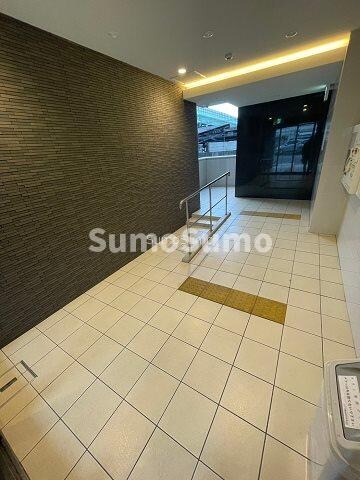 物件外観写真3　(落ち着いたロビーです)