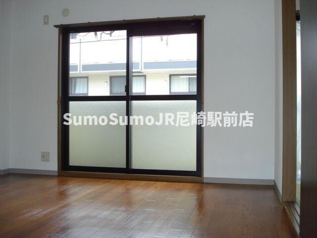 物件内観写真4　(こちらのリビングで趣味の時間をお楽しみください)