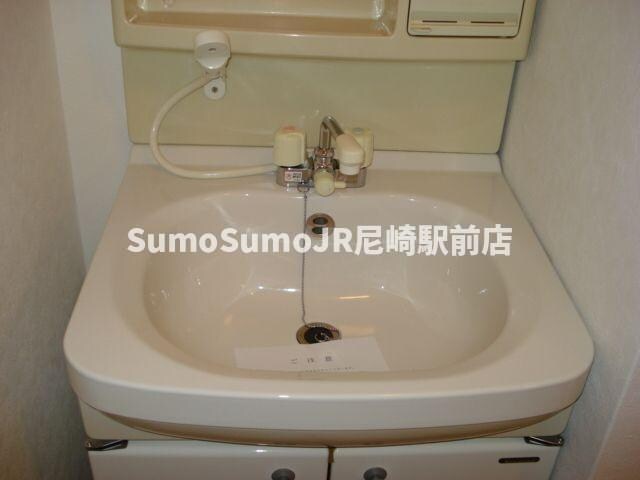 物件内観写真9　(独立洗面台、朝の身支度には欠かせません)