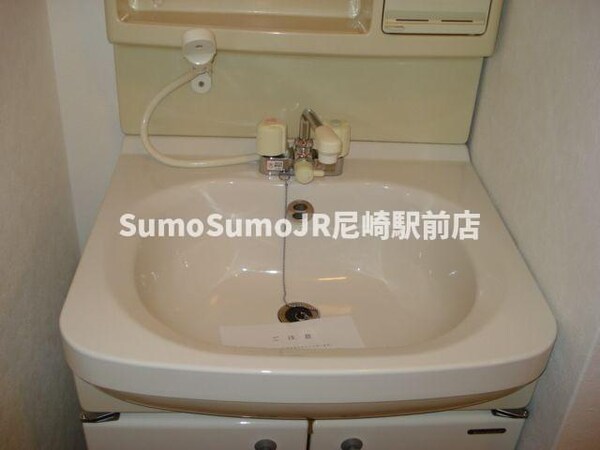 独立洗面台(独立洗面台、朝の身支度には欠かせません)