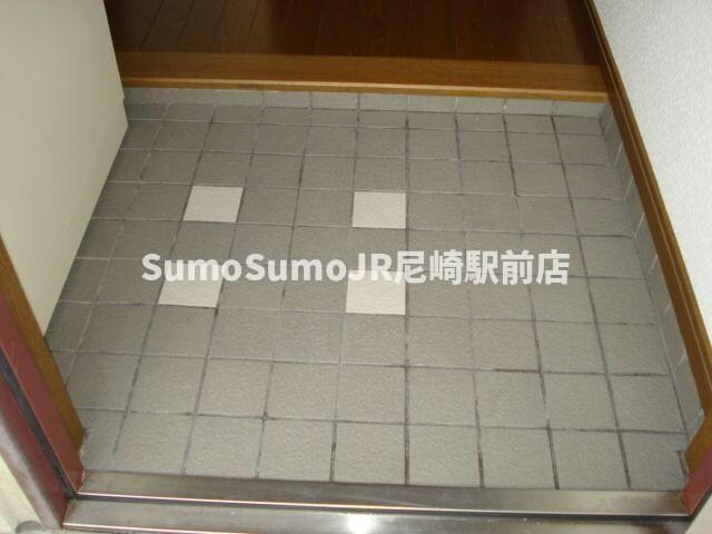 物件内観写真17　(ゆったりとした玄関です)