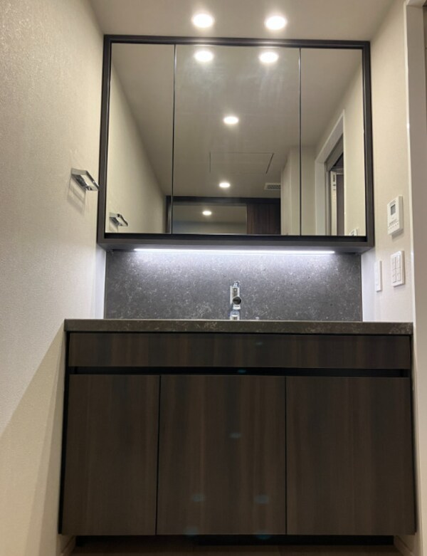 洗面・脱衣所(ゆったりとスペースのある洗面所)