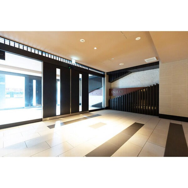 物件外観写真3　(落ち着いたロビーです)