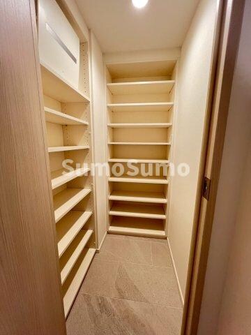 物件内観写真10　(ちょっとした収納スペースも充実しています)