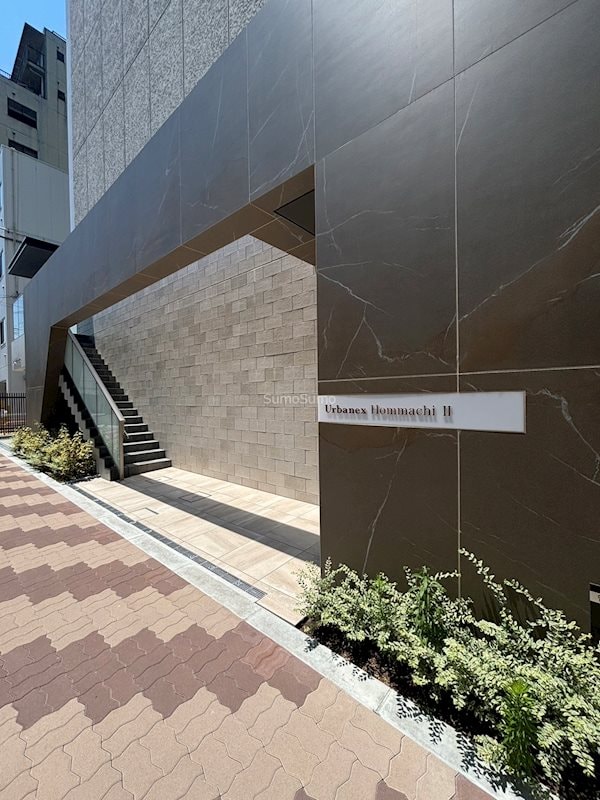 物件外観写真2　(清潔なエントランスです)