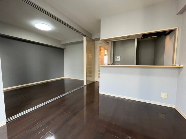 物件内観写真5　(こちらのリビングで趣味の時間をお楽しみください)