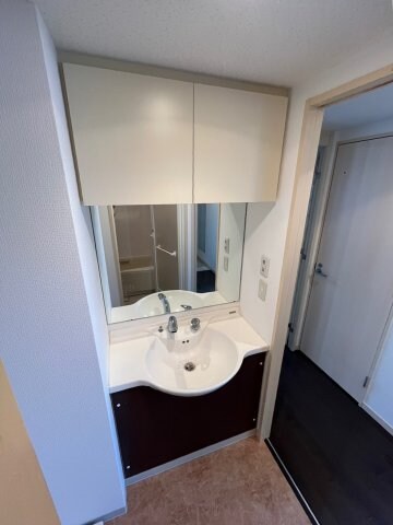 物件内観写真11　(明るい洗面所です)