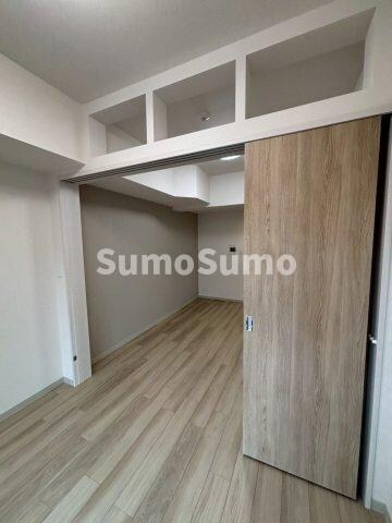 物件内観写真7　(落ち着いた色調の寝室です)