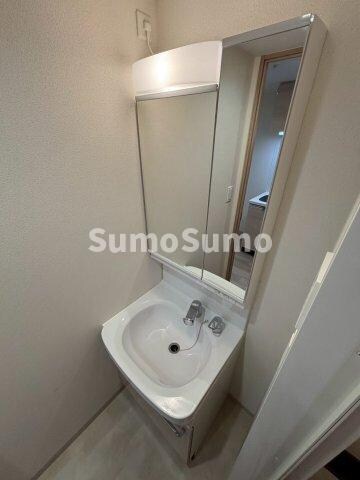 物件内観写真15　(広い洗面スペース)