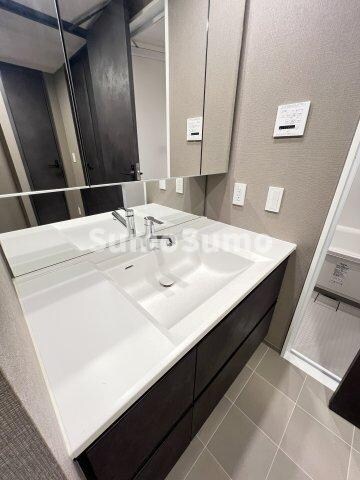 物件内観写真19　(明るい洗面所です)