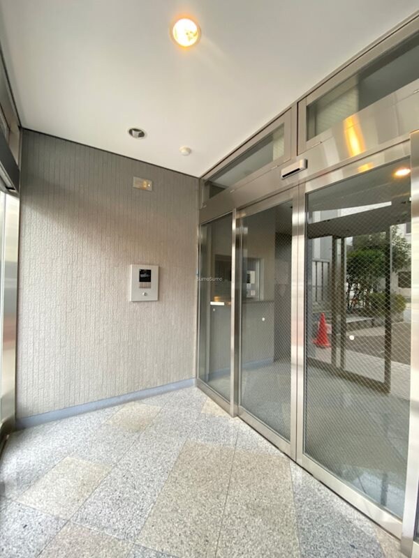 物件外観写真2　(落ち着いたエントランスです)
