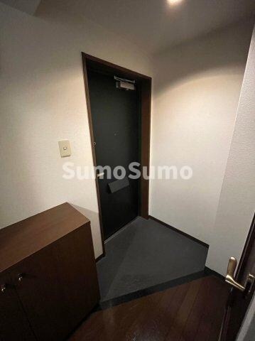 物件内観写真5　(ゆったりとした玄関です)