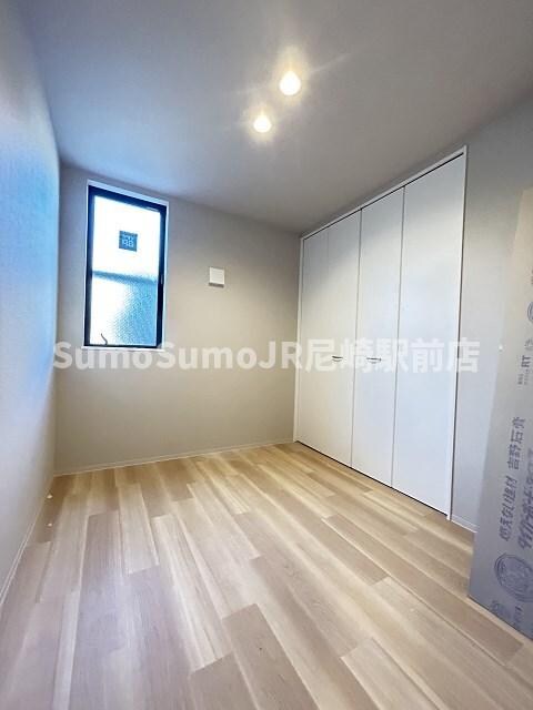 物件内観写真6　(広くて明るい寝室)