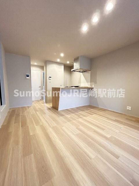 物件内観写真17　(こちらの居間で趣味の時間をお楽しみください)