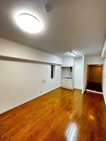 物件内観写真6　(こちらのリビングで趣味の時間をお楽しみください)