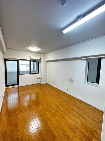 物件内観写真8　(落ち着いた色調の寝室です)