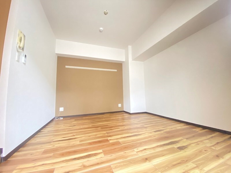 物件内観写真7　(開放的な寝室です)