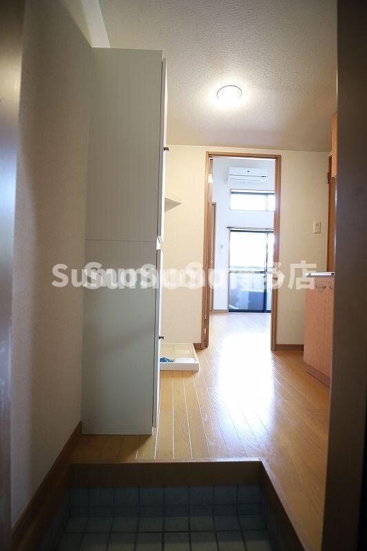 物件内観写真3　(明るい玄関です)