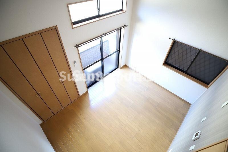 物件内観写真15　(こちらのリビングで趣味の時間をお楽しみください)