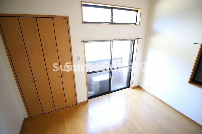 物件内観写真16　(こちらのリビングで趣味の時間をお楽しみください)