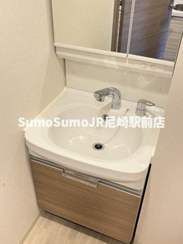 独立洗面台(独立洗面台で身支度をすべて済ませてしまいましょう)