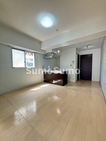 物件内観写真5　(こちらのリビングで趣味の時間をお楽しみください)